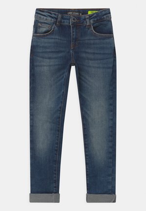 Donkerblauwe denim jeans met een slim fit, voorzien van voor- en achterzakken, subtiele stiksels en opgerolde pijpen bij de enkels.