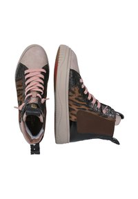 Wysokie trampki wykonane z połączenia zamszu i wzorzystej skóry w odcieniach brązu i czerni, z różowymi sznurówkami i teksturowaną podeszwą środkową.