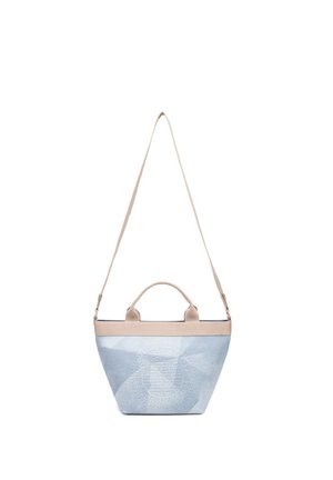 Hellblaue und beige Tote-Tasche mit strukturiertem Kreis-Muster, kurzen Griffen und einem langen, verstellbaren Schulterriemen.