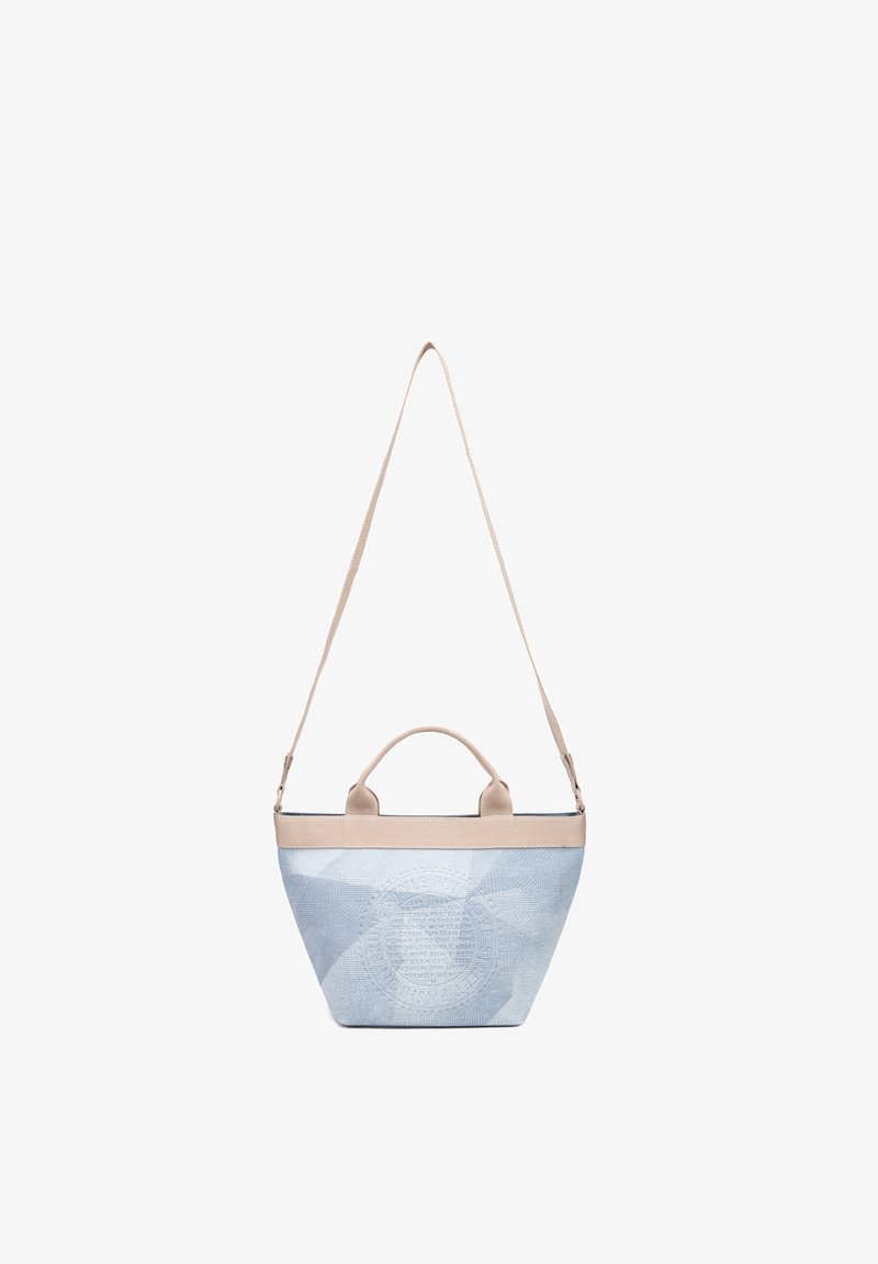 Sac cabas bleu clair et beige avec motif circulaire texturé, poignées courtes et longue bandoulière réglable.