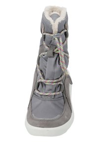 Grauer Winterstiefel mit weißem Fellfutter, mehrfarbigen Schnürsenkeln, die von einem grauen Toggle gehalten werden, und einer weißen Sohle, von vorne betrachtet.