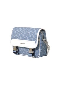 Bolso cruzado de fondo azul con estampado y detalles en blanco, cierres magnéticos y correa ajustable. Presenta una textura suave y una forma estructurada.