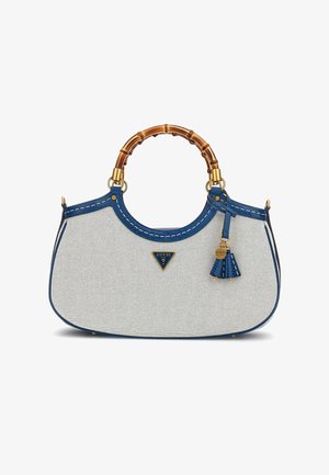 Handtas met wit gestructureerd lichaam, blauwe bies, ronde handgrepen in bamboestijl en een blauwe kwastbedel aan de zijkant met een klein gouden logoplaatje.