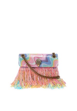 Farebná kabelka do ruky s vlnkovým pastelovým vzorom, zlatým reťazovým popruhom, ozdobnou kovovou sponou a viacfarebnými ružovými strapcami s flitrami na spodnej časti.