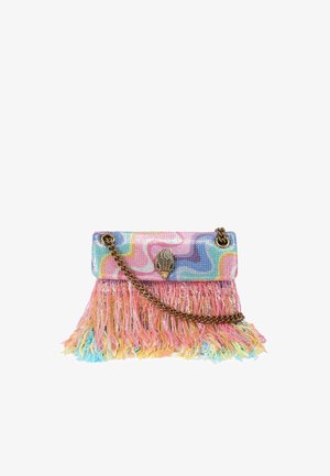Pochette colorée avec motif pastel ondulé, bandoulière chaîne dorée, fermoir métallique décoratif et franges multicolores roses avec paillettes en bas.