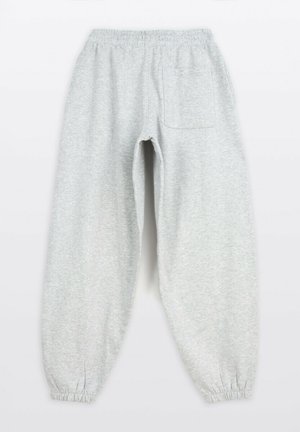 Jasnoszare dresy z elastycznym pasem i ściągaczami, z pojedynczą tylną kieszenią po prawej stronie.