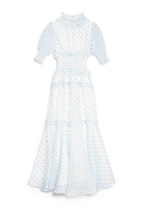 Robe midi blanche à pois bleu clair, manches bouffantes, col montant à volants, taille smockée et jupe à étages.