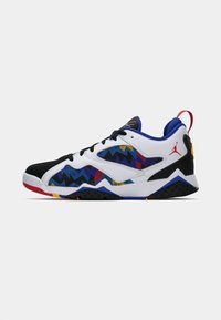 Sneaker bassa bianca, nera e blu con motivi multicolori a zigzag, lacci neri, linguetta rossa e logo Jumpman rosso sul tallone.