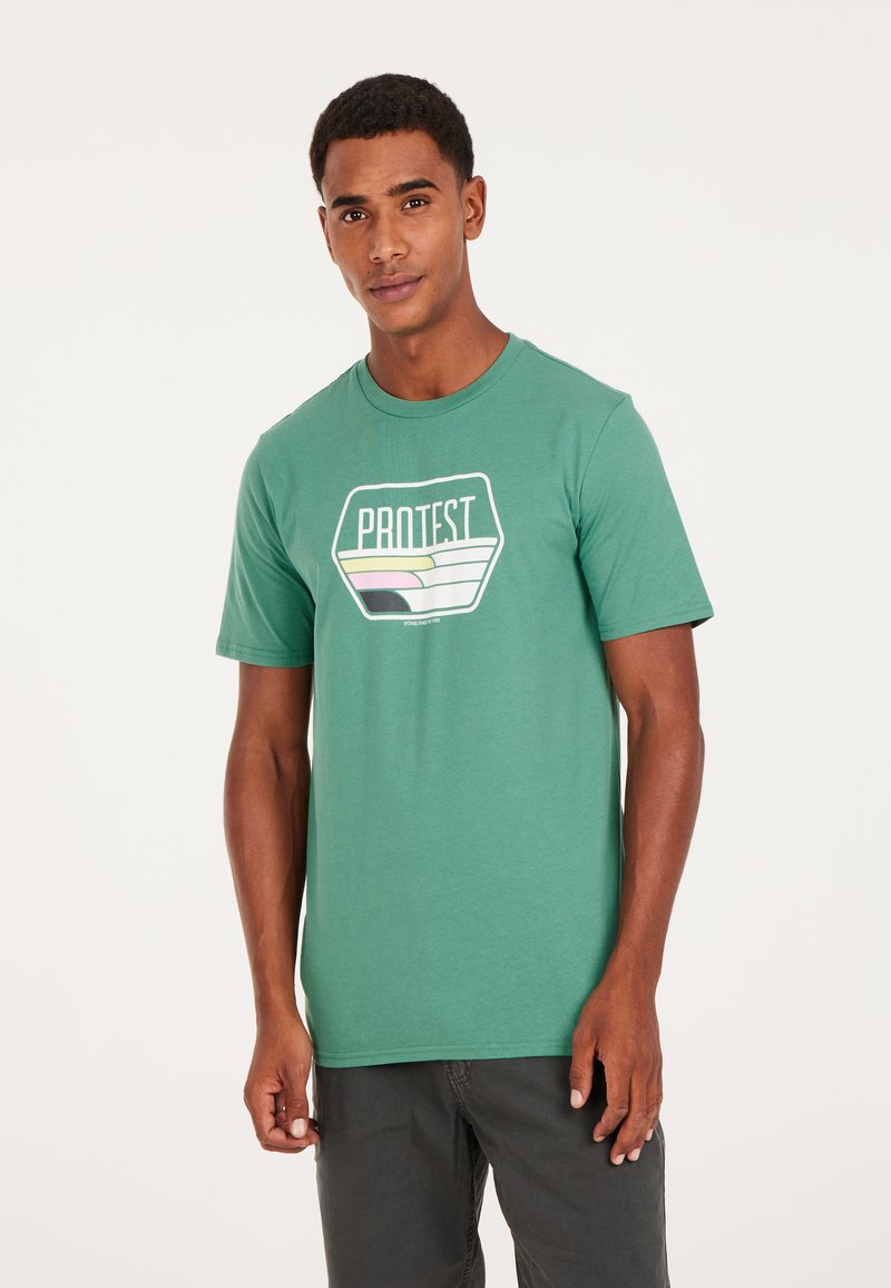 Grøn bomulds T-shirt med korte ærmer, med et multicolor "PROTEST" grafisk motiv i en hexagonal design i midten.