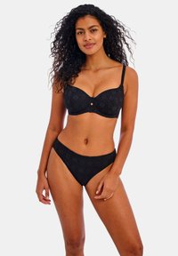 Completo di lingerie nera con reggiseno imbottito e motivo geometrico, dotato di spalline regolabili, abbinato a uno slip bikini a vita alta.