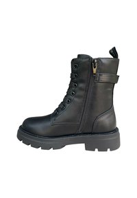 Stivaletto in pelle nera con zip laterale, fascetta frontale, finitura testurizzata e suola spessa in gomma. Presenta un occhiello sul retro.
