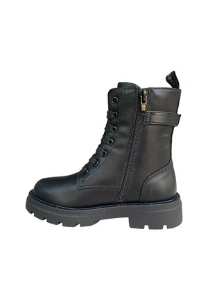 Stivaletto in pelle nera con zip laterale, fascetta frontale, finitura testurizzata e suola spessa in gomma. Presenta un occhiello sul retro.