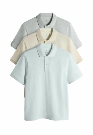 Drei gestapelte Poloshirts mit kurzen Ärmeln in Hellgrau, Beige und Blassblau, jeweils mit Kragen und Zweiknopf-Leiste.