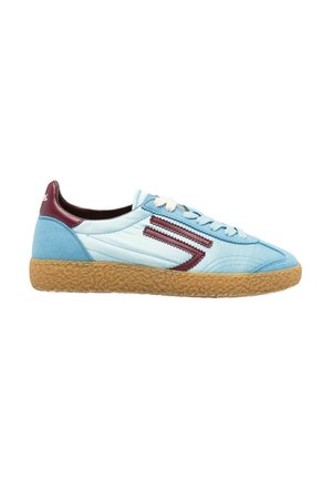Lyseblå sneaker med vinrøde striber, hvide snørebånd, vinrød hæl og tekstureret brun sål, vist fra siden på en hvid baggrund.