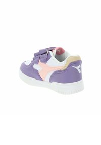 Sneaker viola e bianca con superficie testurizzata, dettagliata con un accento rosa, due fasce in velcro e una suola in gomma bianca.