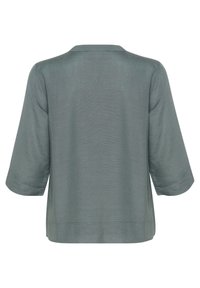 Blusa verde, leggera, con trama, dal taglio rilassato, maniche a tre quarti e colletto semplice. Vista posteriore senza decorazioni visibili.