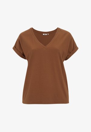 Braunes V-Ausschnitt-T-Shirt mit kurzen, aufgerollten Ärmeln, das ein strukturiertes Muster und einen lockeren Schnitt aufweist. Weicher Stoff mit subtiler glänzender Oberfläche.