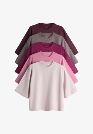 Fünf Pullover mit weitem Ärmel und Rundhalsausschnitt in einem Farbverlauf von Hellrosa bis Dunkelburgunder, übereinander gestapelt in absteigender Reihenfolge.
