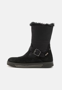 Bottines noires en cuir suédé et tissu, avec un col en fausse fourrure, un détail de boucle et une semelle en caoutchouc texturé.