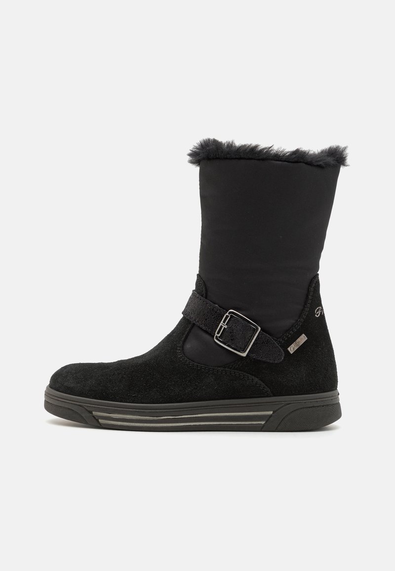 Bottines noires en cuir suédé et tissu, avec un col en fausse fourrure, un détail de boucle et une semelle en caoutchouc texturé.