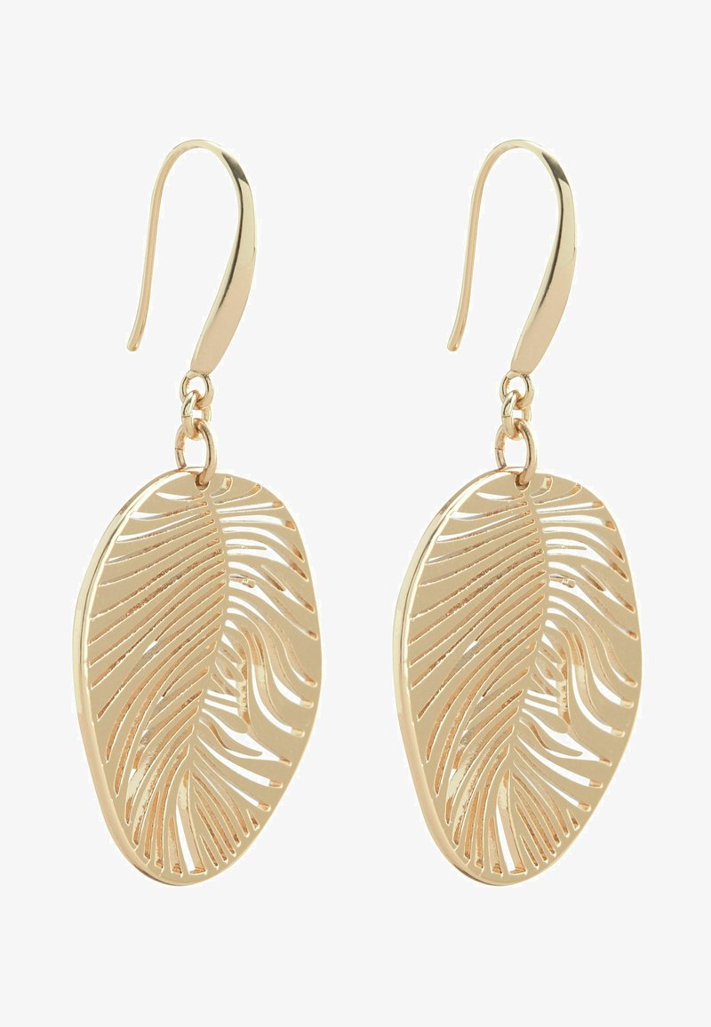 Boucles d'oreilles en ton or avec un design en forme de feuille, présentant des découpes et une surface lisse. Fermeture en crochet en haut.