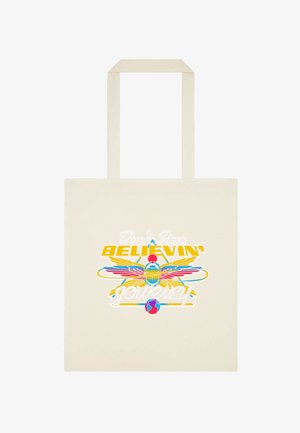 Sac en toile crème avec un design graphique coloré représentant des ailes, un globe et le texte : « Don't Stop Believin' Journey. » Longues poignées.