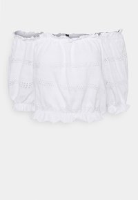 Bílý top bez ramínek vyrobený z lehkého materiálu, s volánkovým výstřihem a texturovanými proužky s očkovými detaily.