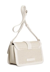 Krémová crossbody taška vyrobená z tkaniny s texturovaným povrchem, s klopou a nastavitelným popruhem.