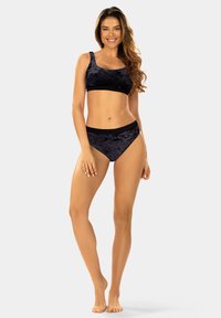 Czarny welurowy bikini w dwóch częściach z krojonym topem i wysokimi majtkami, charakteryzujące się gładką fakturą i kontrastowym czarnym wykończeniem.