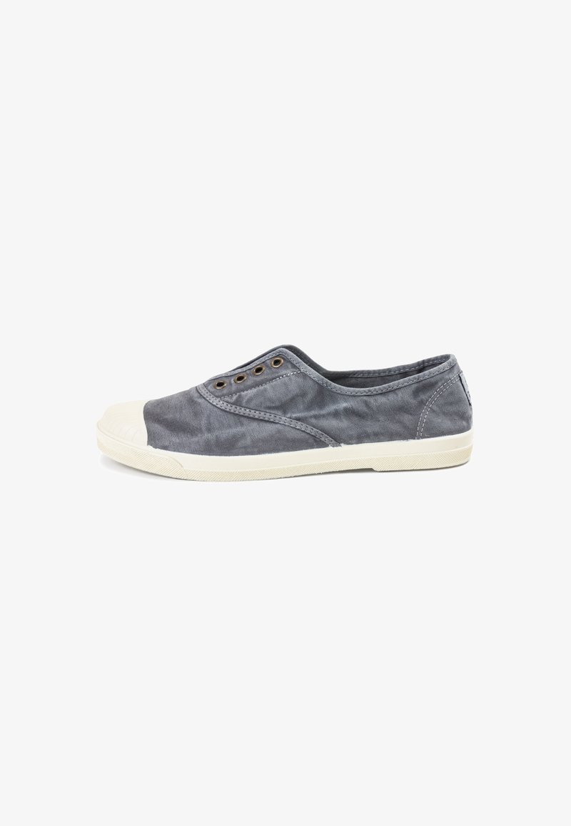 Szürke vászon slip-on cipő texturált felülettel, gumis orr véggel és öt fém fűzőlyukkal. Könnyű és laza kialakítás.