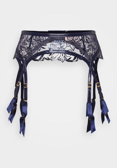 Granatowy pas do pończoch z koronką, zdobiony haftem kwiatowym, satynowymi paskami ze złotymi akcentami oraz dekoracyjnymi jedwabnymi kokardkami na końcach. Przezroczysty fason.