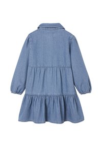 Hellblaues Denimkleid mit Kragen, langen Puffärmeln und einem gestuften, ausgestellten Saum mit gerafften Details.