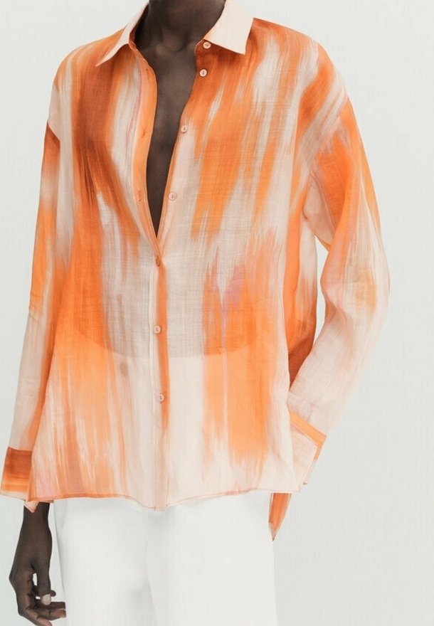 Chemise à manches longues orange et blanche avec devant boutonné, en tissu transparent et motif abstrait, complétée par un col classique.
