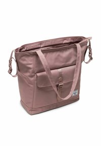 Sac fourre-tout mauve avec deux bretelles, poche avant avec boucle, fermeture éclair et base rectangulaire sur un fond blanc.