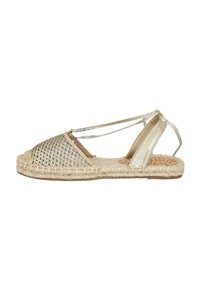 Sándala espadrille tejida en oro con una parte superior estampada, suela de yute y acentos de purpurina. Presenta tiras ajustables en el tobillo y una puntera redonda.