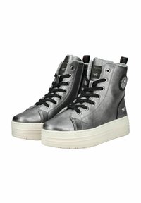 Augstie sporta apavi metallic sudraba ādas, ar biezu baltu zoli, melnām šņorēm un pūkainu oderi, kā arī sānu rāvējslēdzēju.