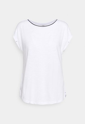 Witte loszittende T-shirt met korte mouwen, ronde halslijn en een dunne donkere randdetail aan de boord, geïsoleerd op een lichte achtergrond.