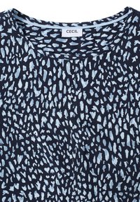 Blusa blu navy con un motivo astratto blu chiaro. Tessuto morbido con scollo rotondo e maniche corte. Etichetta recita "CEcil."