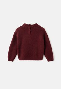 Pulover tricotat în nuanță de burgundă, cu mâneci lungi, guler rotund și trei nasturi la spate. Textură moale, cu o croială lejeră.