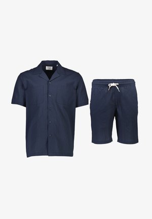 Marineblå kortærmet skjorte med knapper, to brystlommer og matchende shorts med elastisk snor i taljen, tekstureret stof.