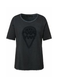 Tmavě šedé tričko s krátkým rukávem, kulatým výstřihem a texturovaným černým vyšívaným vzorem připomínajícím dekorativní tvar srdce.