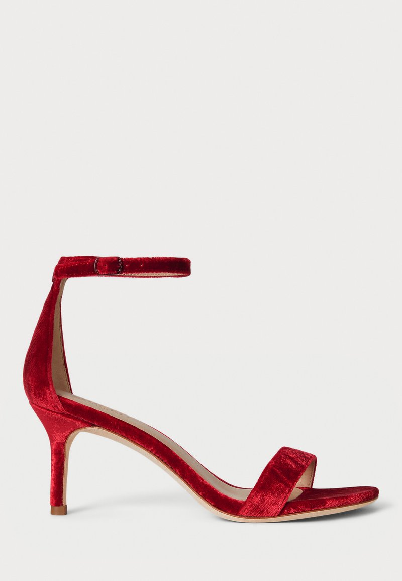 Sandal de salto alto em veludo vermelho com tira no tornozelo, design de bico aberto e um salto agulha esguio. Textura simples e suave, sem enfeites.