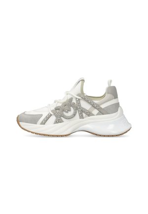 Sneaker bianco e grigio con suola scolpita, materiale in pelle e camoscio, decorata con borchie argentate e lacci, dotata di un linguetta sul retro.