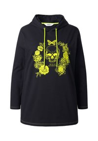 Černá mikina s dlouhými rukávy, která má žlutou lebku a květinový potisk. Výrazné švy a žluté šňůrky dotvářejí design.