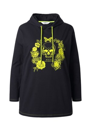 Zwarte hoodie met lange mouwen, voorzien van een gele schedel en bloemenprint. Contrasterende stiksels en gele trekkoorden maken het ontwerp compleet.