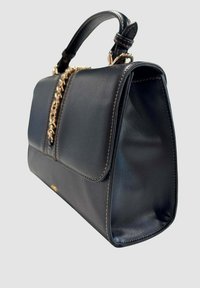 Borsa a tracolla in pelle nera con manico superiore, dettaglio in catena dorata sulla patta e cuciture visibili lungo i bordi, mostrata da un'angolazione laterale.