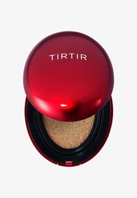 Röd cirkulär kompakt med en glansig yta och silverfärgad "TIRTIR"-logotyp. Innehåller en kuddfoundation täckt med en porös, beige textur.