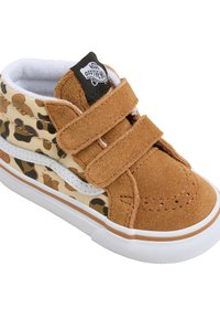 Světlé semišové tenisky s béžovými leopardími pruhy po stranách, bílou podrážkou a suchým zipem. Mají polstrovaný límec a značkovou visačku.