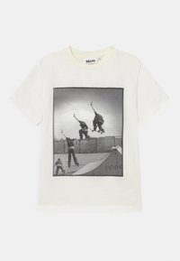 Biała bawełniana koszulka z nadrukiem czarno-białym przedstawiającym na froncie wielu jeźdźców w akcji na tle jasnym.