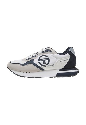 Zapatilla Sergio Tacchini en blanco, gris y negro con cierre de cordones, logotipo en el lateral y suela gruesa acolchada, mostrada de perfil.